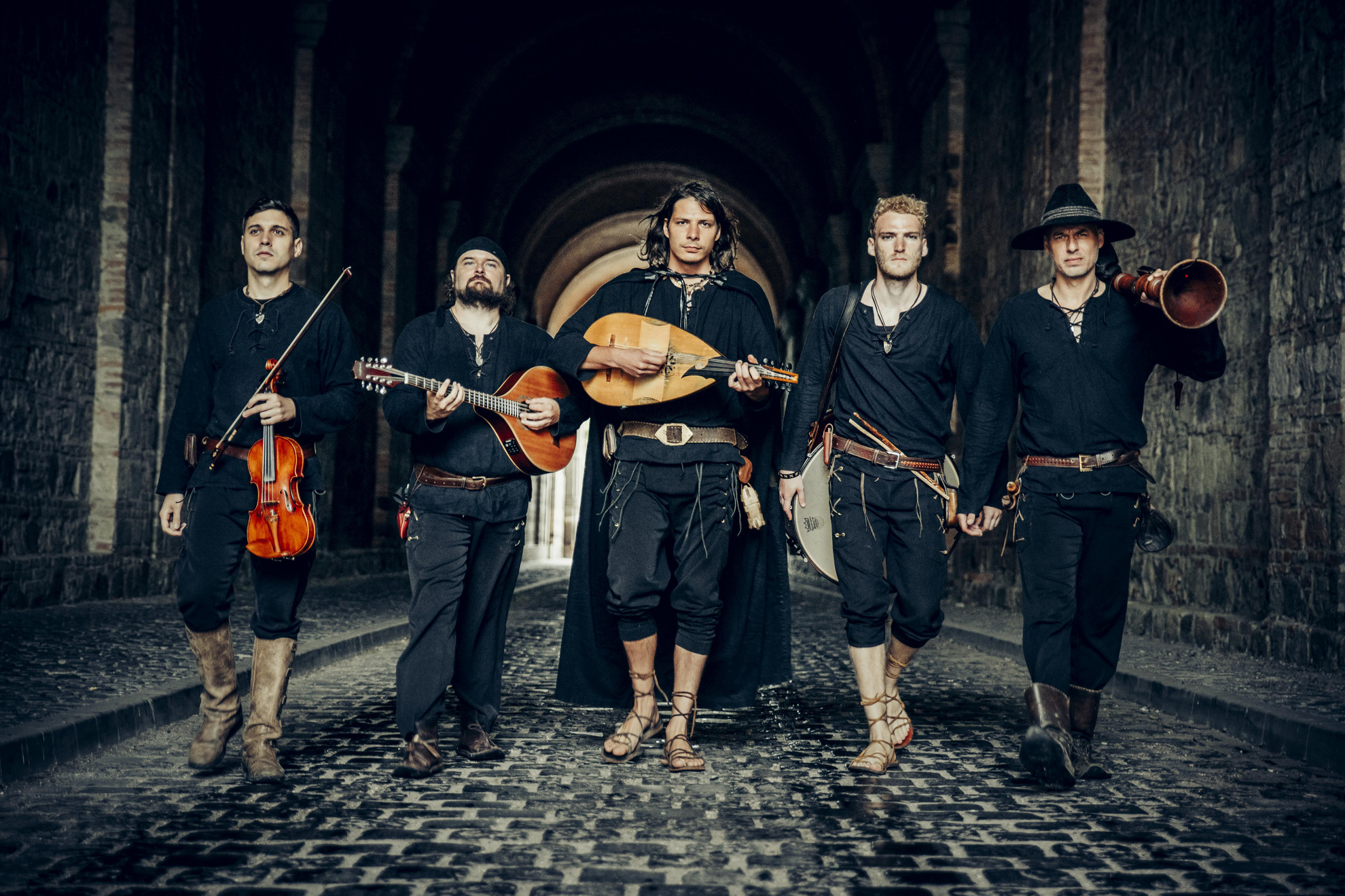 A Bordó Sárkány 2010-ben alakult középkori világzenét játszó együttes, amelynek ötödik lemezén már nyolc saját szerzemény szerepel majd