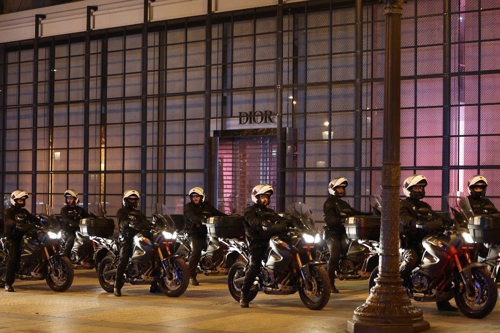 Fotó: AFP/CHARLY TRIBALLEAU A Brav-M francia motoros rendőrök a párizsi Champs-Elysées-n bevetésre készen