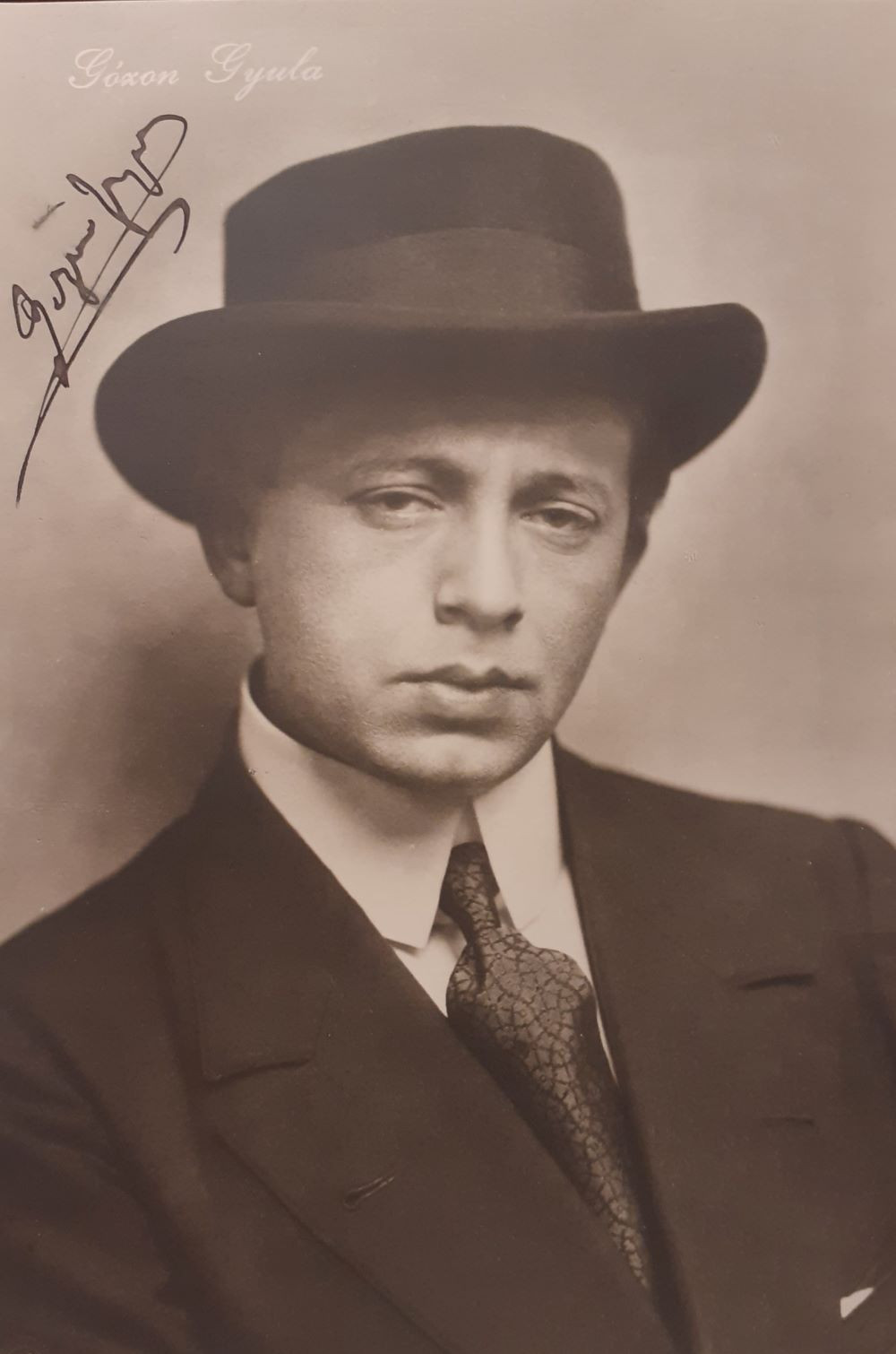 Gózon Gyula 25 évesen