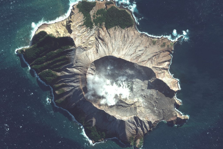 Fotó: AFP/Satellite image ©2019 Maxar Technologies/Handout Senki sem figyelmeztette a turistákat a vulkánkitörés előtt