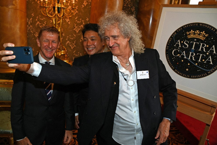 Csillagászati könyvet ad ki Queen gitárosa