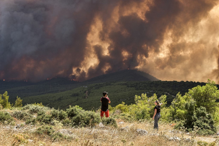 Fotó: AFP/Spyros Bakalis Részben megfékezték az Athén térségében pusztító erdőtüzeket + GALÉRIA