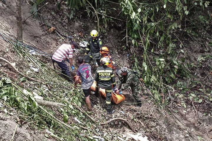 Fotó: AFP/Colombian Army Menekültekkel teli busz zuhant a szakadékba