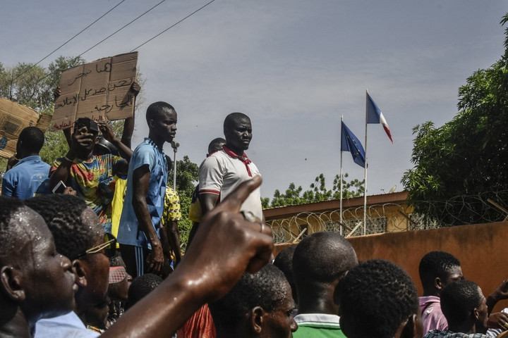 Nigerben a rendőrség könnygázzal oszlatta fel a francia nagykövetség előtti tüntetést