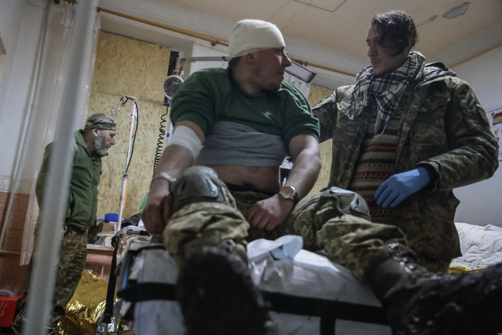 Orosz katonák mentenek meg egy sebesült ukránt a fronton + VIDEÓ