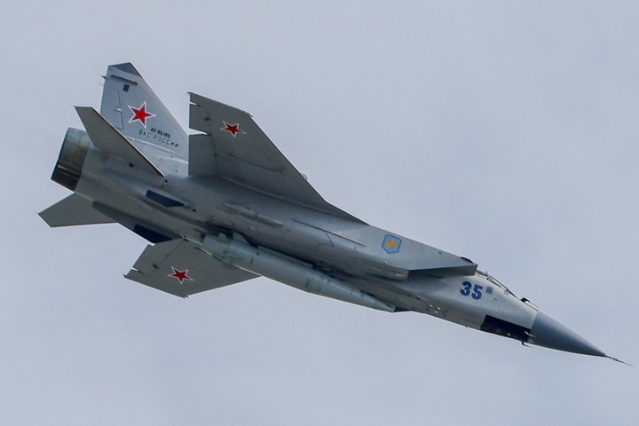 Fotó: Anadolu Agency via AFP/Anadolu Agency/Sefa Karacan Lezuhant egy orosz MiG–31-es vadászgép a kamcsatkai területen