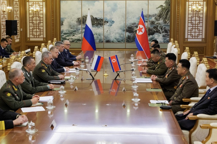 Fotó: Anadolu Agency via AFP/Anadolu Agency/Russian Defence Ministry/Handout Oroszország szorosabbra fűzi viszonyát Észak-Koreával