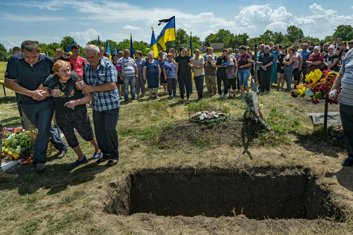 Amerikai stílusú katonatemetőért tüntettek Kijevben