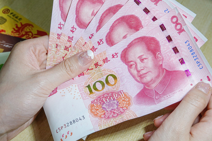 Nikkei: A jüan először előzte meg a dollárt Kína külkereskedelmében