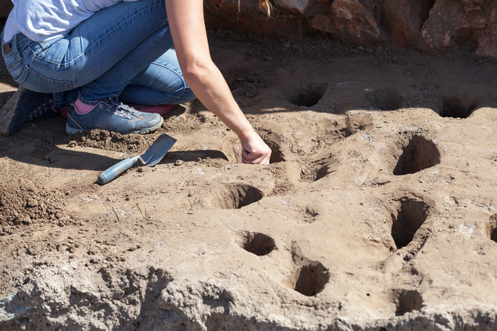 Kincsekkel teli sírokat és 300 ezer éves baltákat találtak