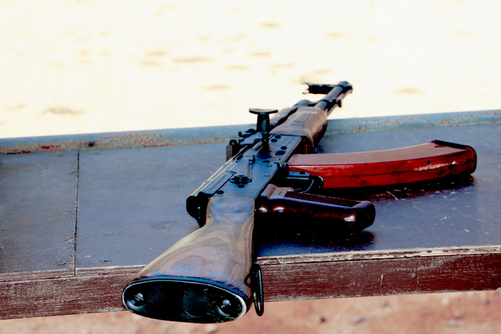 Gond nélkül megvásárolt az interneten egy AK-47-es gépkarabélyt a nyolcéves gyerek