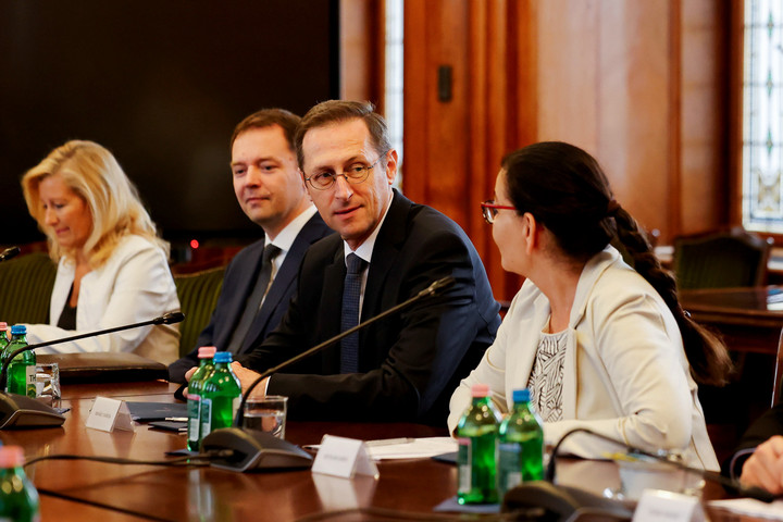Fotó: Facebook/Varga Mihály PM: Befektetések ösztönzéséről tárgyalt Varga Mihály nemzetközi vállalatok vezetőivel