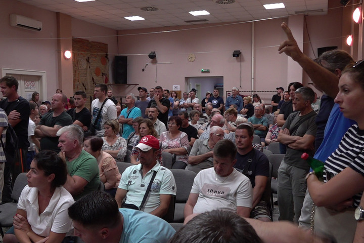Forródróton lehet jelenteni a veszélyes migránsokat