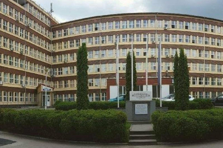 Fotó: Vajdahunyadi Kórház Facebook-oldala Kiugrott a kórház harmadik emeletéről egy idős beteg