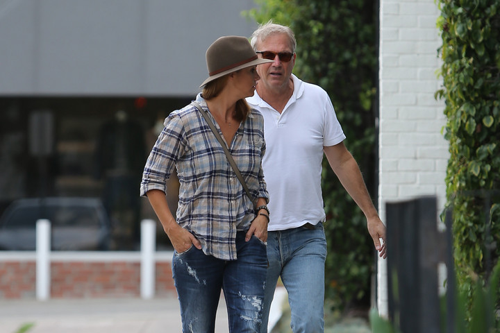 Kevin Costner kilakoltatja közös otthonukból elhidegült feleségét
