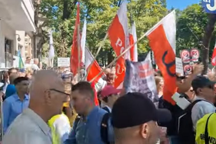 Fotó: YouTube, képernyőkép Ukrajna fegyveres támogatása ellen tüntettek a lengyel fővárosban + VIDEÓ