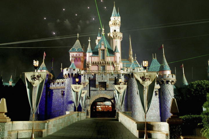 Fotó: Getty Images via AFP/Getty Images North America/Frazer Harrison Kiállítást és árverést rendeznek a világ legnagyobb disneylandi magángyűjteményéből