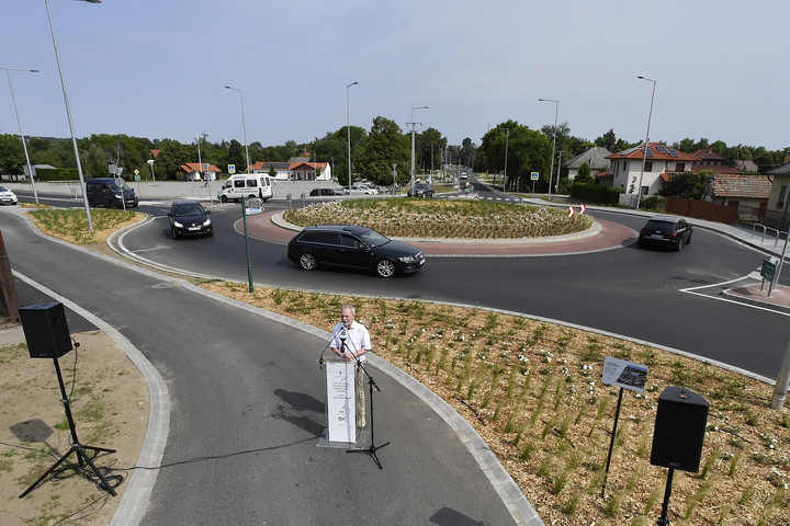 Fotó: MTI/Lakatos Péter Mintegy egymilliárd forintból épült két körforgalmi csomópont a 31-es főúton