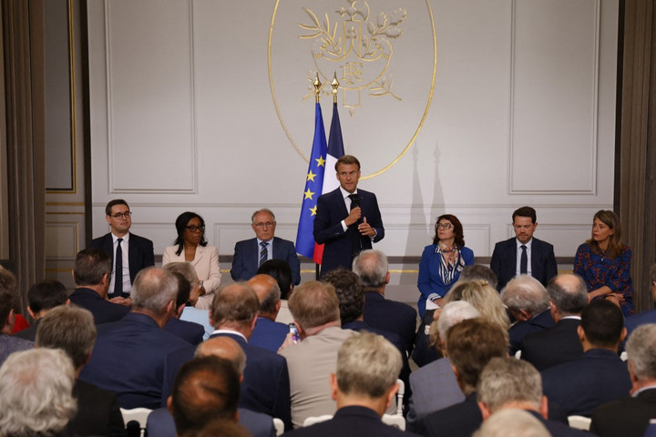 A francia elnök fogadta a zavargásoktól sújtott elővárosok polgármestereit
