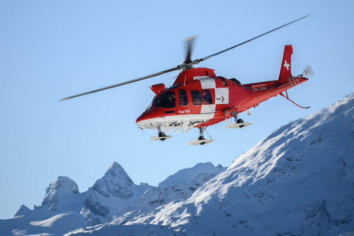 Fotó: AFP/Fabrice Coffrini Több száz turistát kellett helikopteren evakuálni egy svájci gleccserről