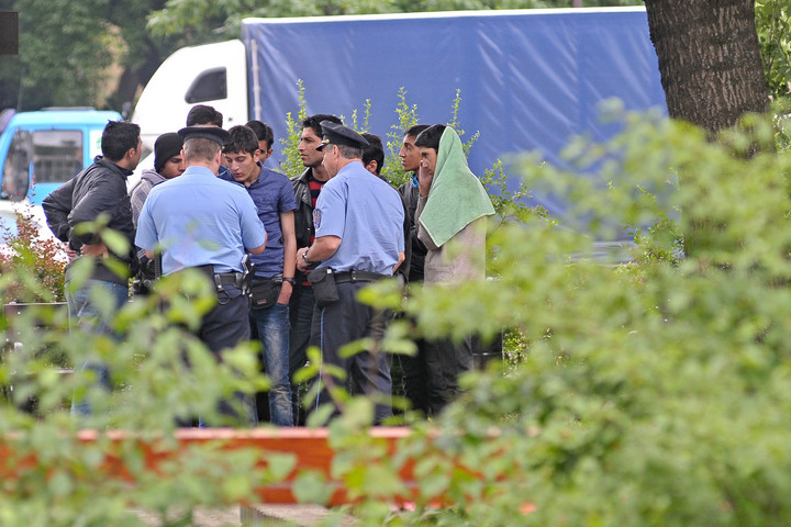 Huszonöt kurd bevándorlót találtak egy lengyel furgonban Ácsnál