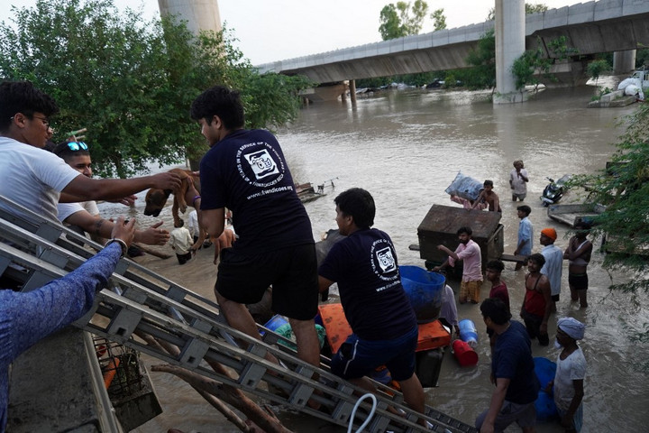 Fotó: NurPhoto via AFP/NurPhoto/Mayank Makhija A héten már több mint százan meghaltak India északi részén a monszunesők okozta áradásokban