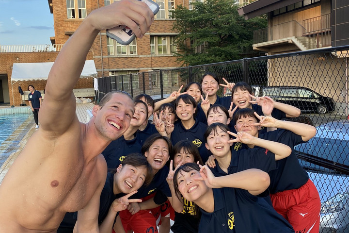 Lelóg a lába Vámos Mártonnak a japán ágyról