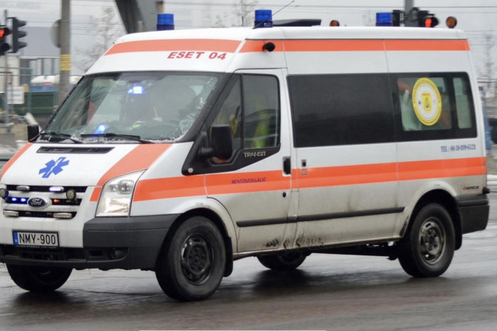 Kamu esetkocsit lepleztek le a mentők