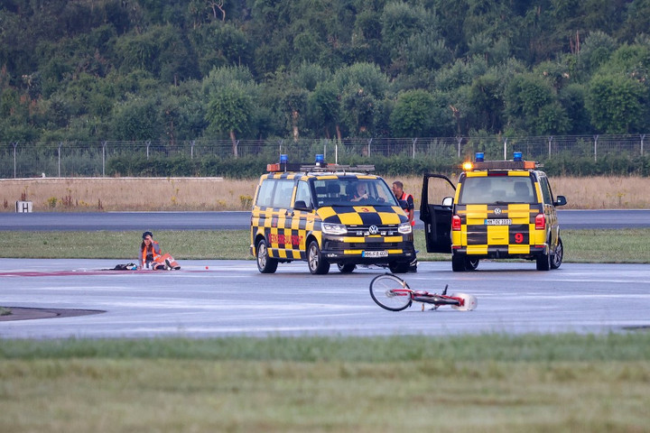 Fotó: dpa Picture-Alliance via AFP/Bodo Marks Klímaaktivisták okoztak fennakadást reptereken