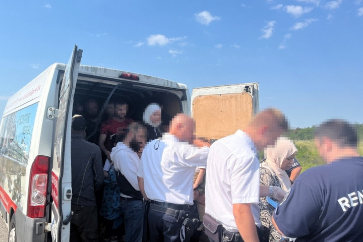 Migránsokat és embercsempészt fogtak a rendőrök Litérnél