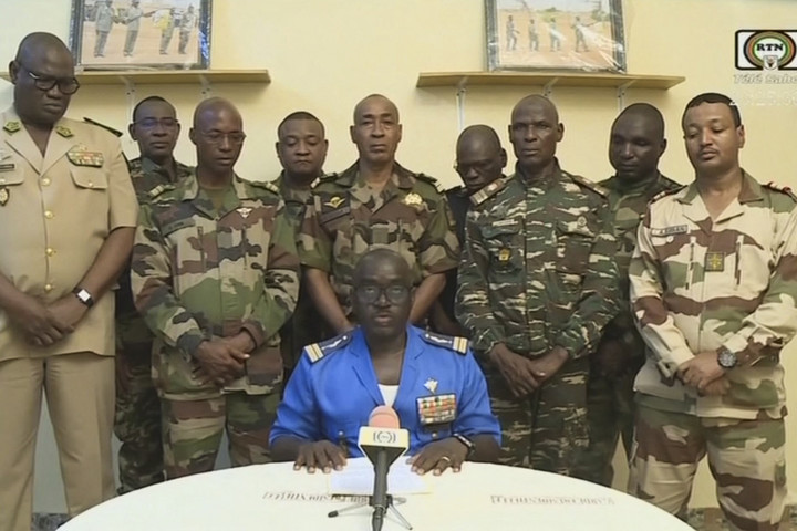 Fotó: ORTN - Télé Sahel / AFP Nigeri puccsisták: Mohamed Bazoum elnököt eltávolították a hatalomból