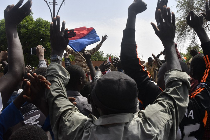 Az EU kiáll a demokratikusan megválasztott nigeri államfő mellett