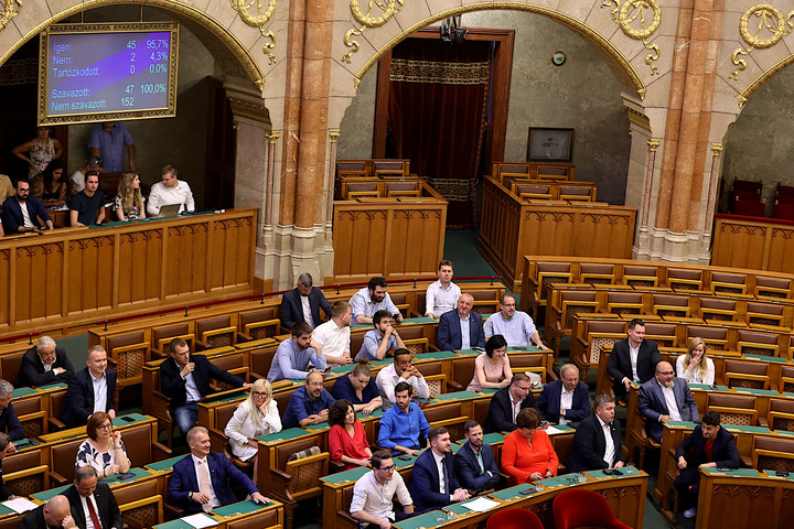Rendkívüli ülést kezdeményeztek, végül be sem mentek a baloldali képviselők