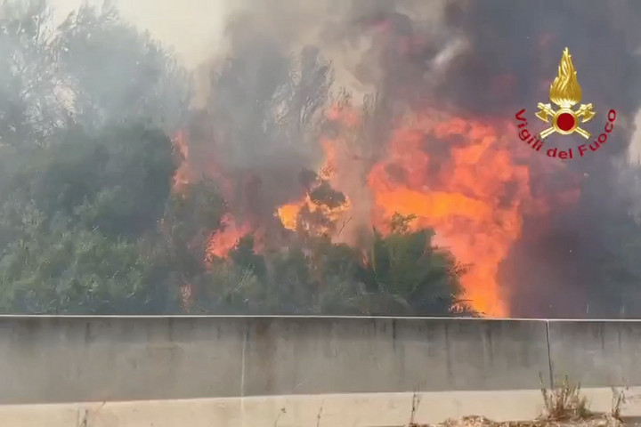 Fotó: Anadolu Agency via AFP/Fire and Rescue Services of Italy Puglia tengerpartján még nem sikerült eloltani a tüzeket