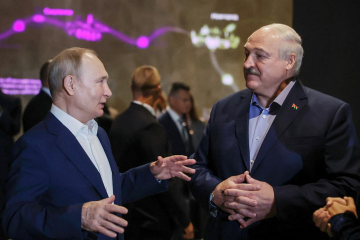 Fotó: Alexandr Demyanchuk / SPUTNIK / AFP Szentpéterváron sétált az orosz elnök, mindenki képet akart vele