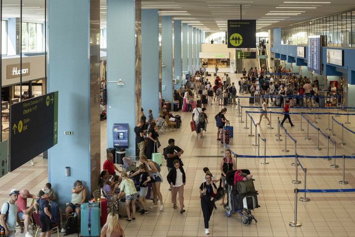 Fotó: SOCRATES BALTAGIANNIS / DPA / DPA PICTURE-ALLIANCE VIA AFP Turisták százai várják, hogy hazarepülhessenek a tűzvész sújtotta Rodoszról
