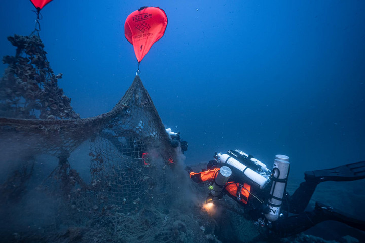 Fotó: Facebook/Ghost Diving 700 kilogramm tömegű hálót emeltek ki önkéntes búvárok