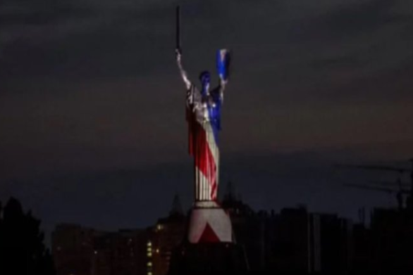 Amerikai színekben a kijevi Anyaföld szobor + VIDEÓ