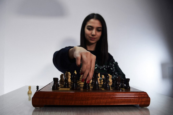 Spanyol állampolgárságot kapott a hidzsáb nélkül játszó iráni sakkozónő