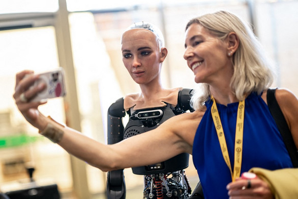 Robotok tartottak sajtótájékoztatót