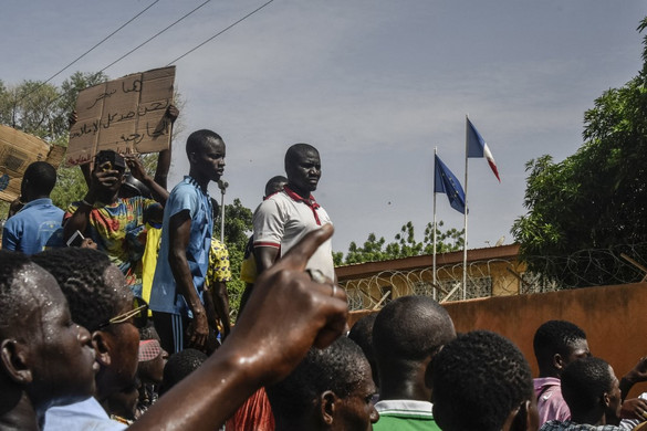 Nigerben a rendőrség könnygázzal oszlatta fel a francia nagykövetség előtti tüntetést