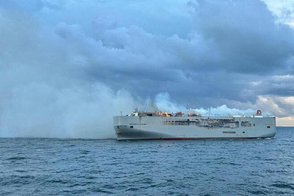 Lángokban áll egy óriási hajó a holland partoknál + VIDEÓ