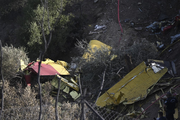 Felvették, ahogy tűzoltás közben lezuhan egy repülő – ketten életüket vesztették + VIDEÓ
