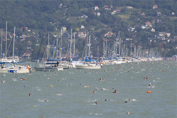 Több mint tízezer résztvevő volt a Balaton-átúszáson