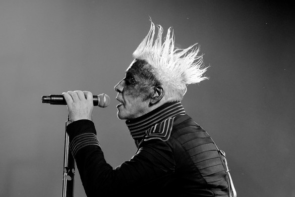 Biciklin tekertek át a Lánchidon a Rammstein tagjai
