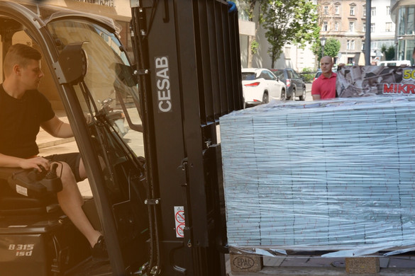 Egy raklapnyi mosni való valutát vitt Karácsonynak a Fidelitas + VIDEÓ