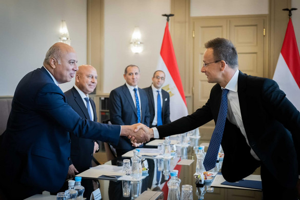 Szijjártó: Széles körű magyar–egyiptomi vasúti járműgyártási együttműködés indulhat a jövőben