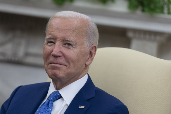 Biden a pódiumot rugdossa - VIDEÓ