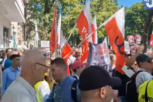 Ukrajna fegyveres támogatása ellen tüntettek a lengyel fővárosban + VIDEÓ