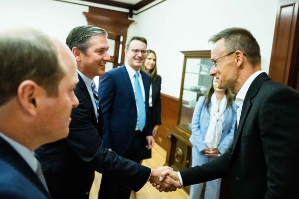 Szijjártó Péter: Magyarországon bővítene az Eaton és BorgWarner